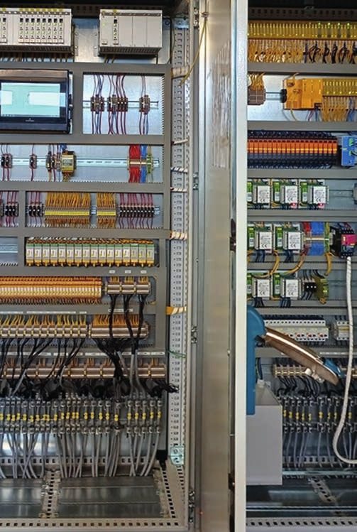 Control cabinet with element controller and route computers