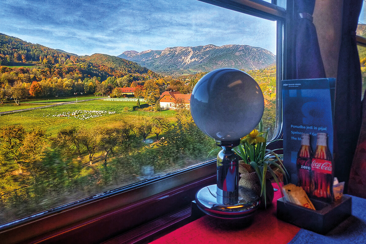 Slowenischer Speisewagen im EC „Emona“, 2019, © David Ecker / Flickr