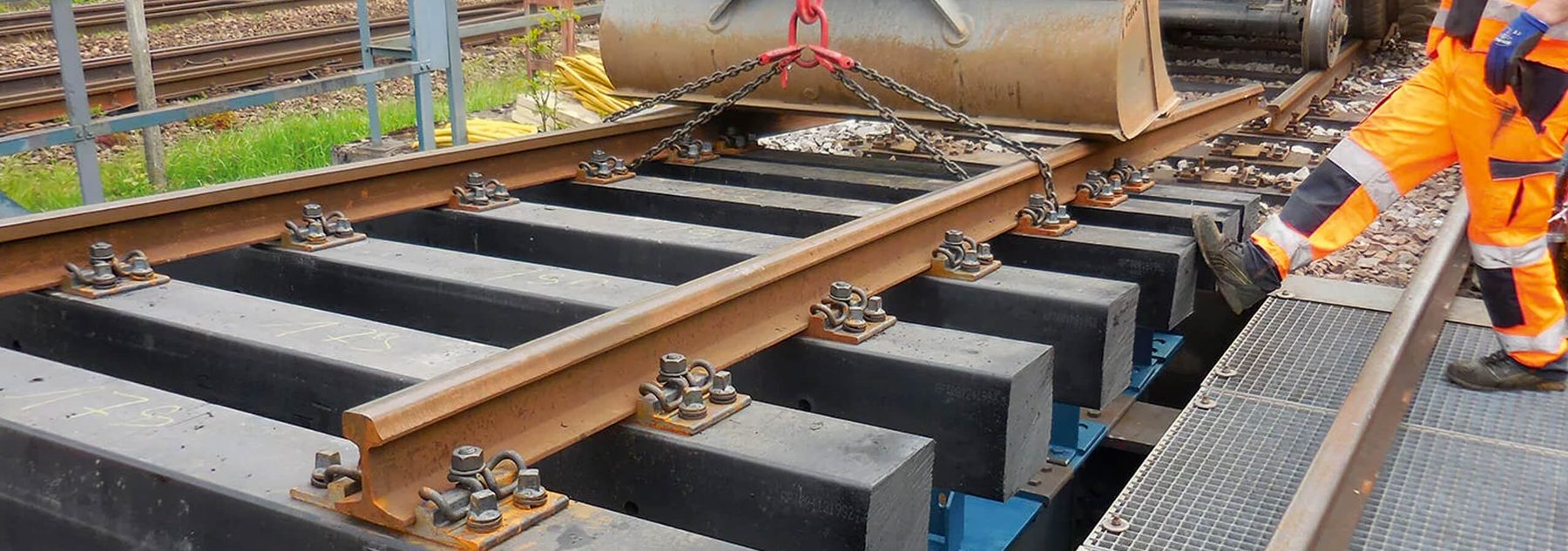 Installation of STRAIL solid rubber panels at a level crossing